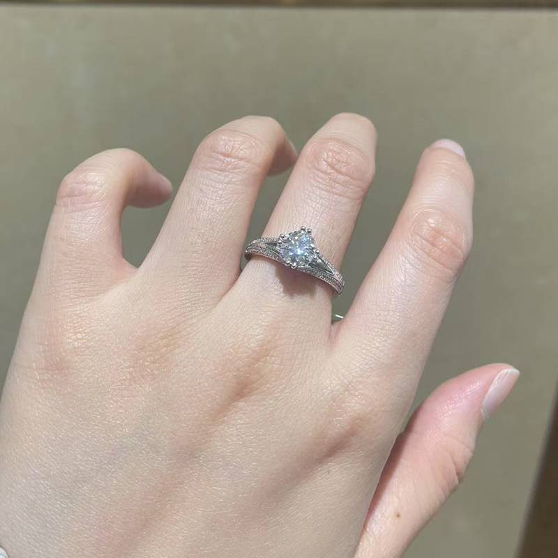 单头S925银镀白金女戒定制选款主石莫桑钻1.0ct/副石高碳钻